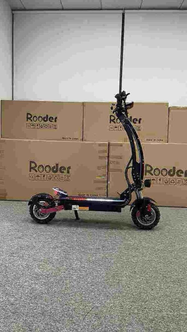 scooters op benzine fabriek